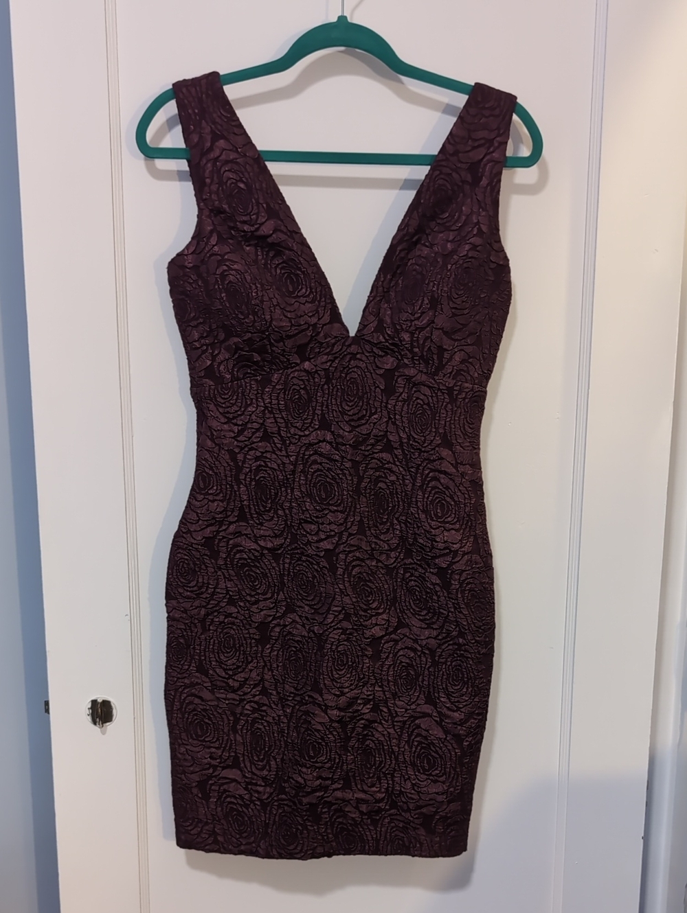 Siena Studio Rose Raised Satin V-Neck Bodycon Mini Dress In Wine